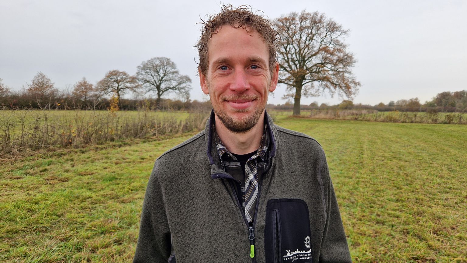 “Ik wil iets tastbaars achterlaten”, zegt Lars, terwijl de nieuwe heggen stukje bij beetje terugkeren in het landschap